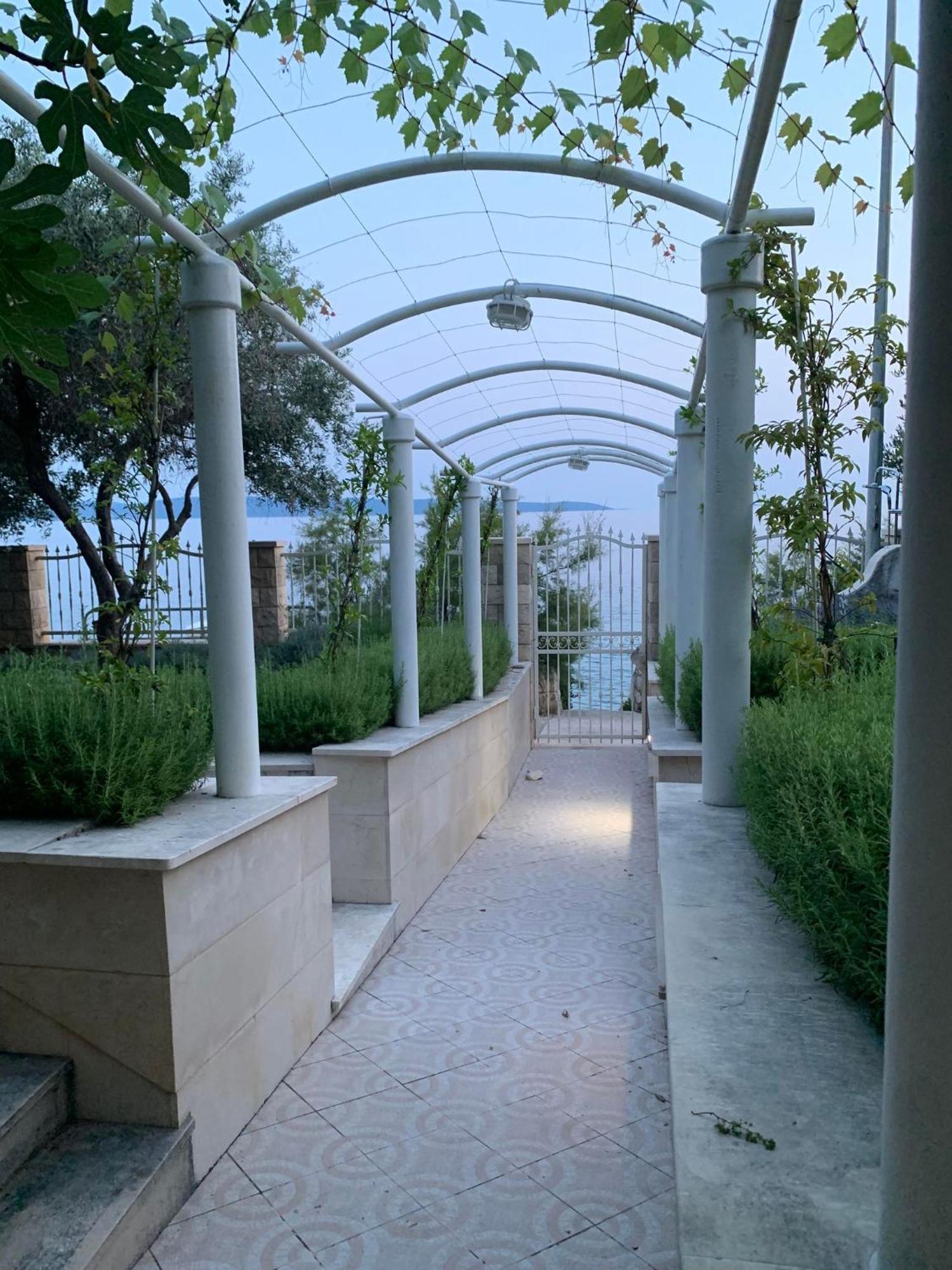Luxury Seaside Villa With A Classic Mediterranean Olive Garden, A Fully Equipped Professional Kitchen, Pool, Sauna, Padle Boards And Canoe - Miolin Beach House تروغير المظهر الخارجي الصورة
